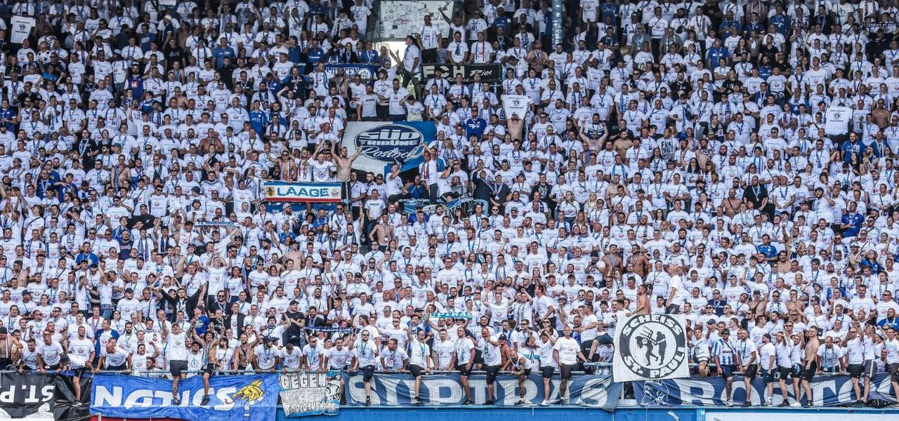 Nach Bannern In Rostock Dfb Kontrollausschuss Ermittelt