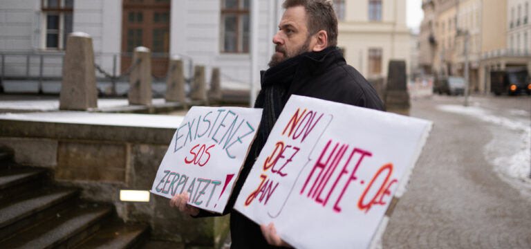 Wismar: Einzelhändlerpaar „demonstriert“ ganz allein vor der Staatskanzlei Schwerin