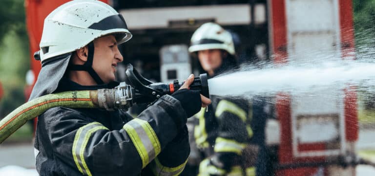 Brand lässt Halle einstürzen: Experten untersuchen Brandort