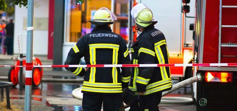 Brand auf Deponie: Bis zu 120 Feuerwehrleute im Einsatz