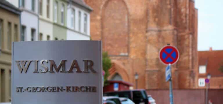 Wismar: Schmierereien an den Backsteinkirchen St. Georgen und St. Marien