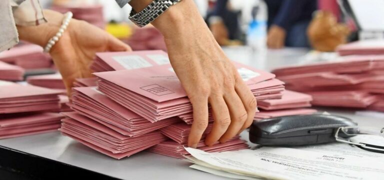 Doppelwahl in Mecklenburg-Vorpommern: Wahlhelfer bereit