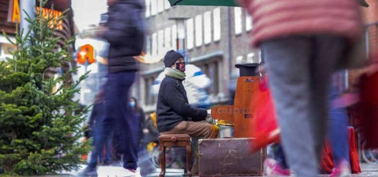 Immer mehr Menschen leben allein: Weniger Alleinerziehende