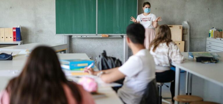 Schwesig: Abschlussklassen bald wieder zur Schule