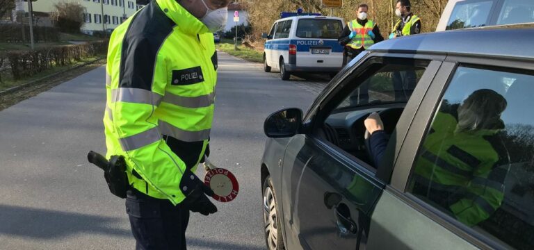 Warme Temperaturen: Polizei richtet Kontrollstellen ein