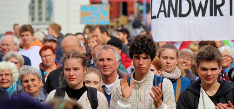 Klimastreik in Wismar: Fröhliche Mahnwache am Freitag mit Live-Musik