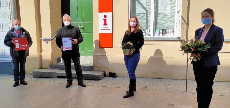 Herzlichen Glückwunsch: Das rote „i“ für Wismars Tourist-Info!