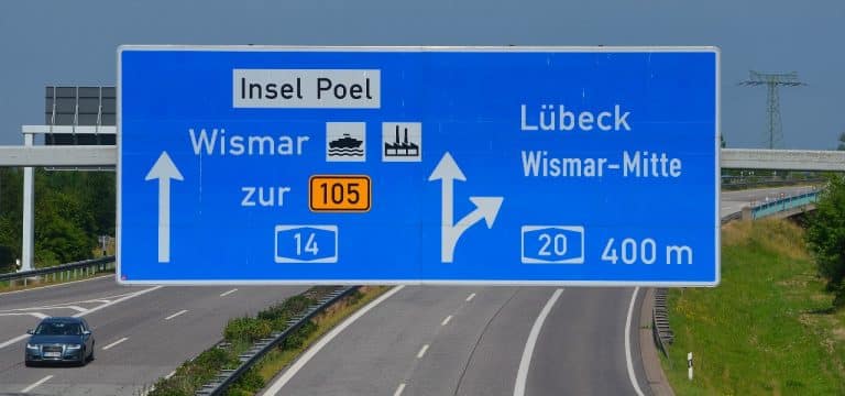 Wismar: Mann wirft auf der A14 Getränkeflasche auf einen fahrenden LKW