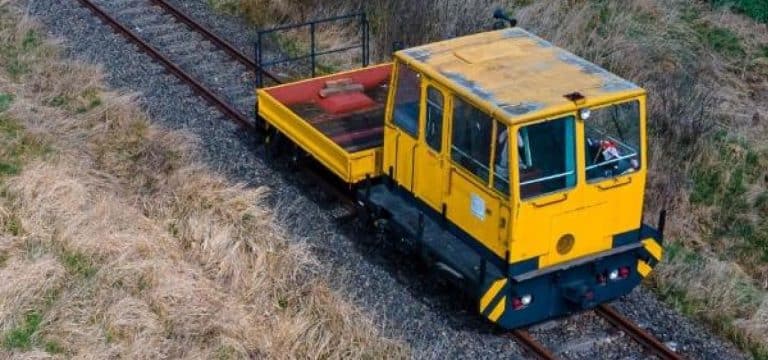 27-Jähriger pflegt stillgelegte Bahnstrecke mit altem Bauzug