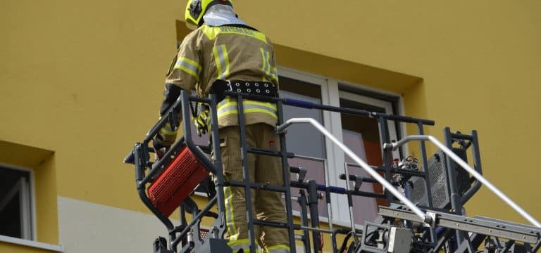 Wismar: Wohnung nach Brand unbewohnbar – Brennender Topf Ursache