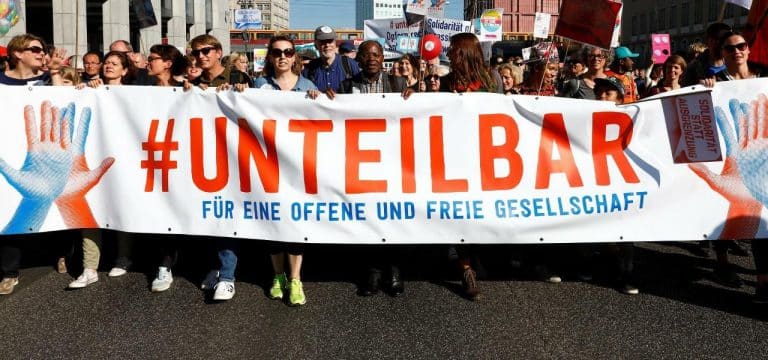 Mehr als 1000 Menschen bei Demo von Bündnis #unteilbarMV