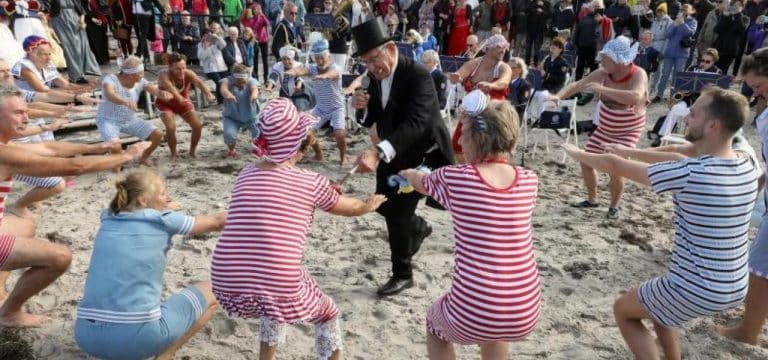 Abbaden in Heiligendamm in historischer Bademode