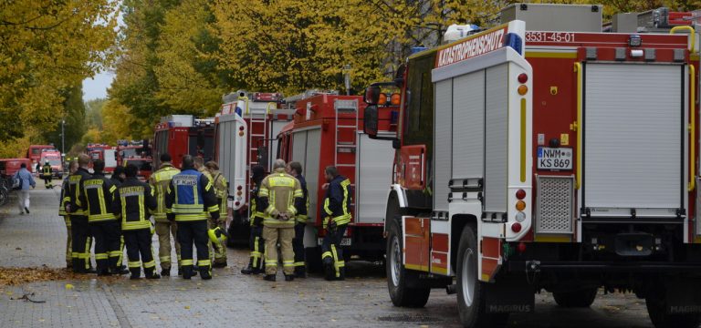 Wismar: Mögliche Natriumnitratdämpfe ausgetreten – Feuerwehreinsatz an der Hochschule