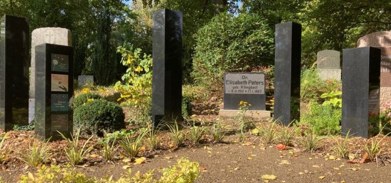 Neue Urnengemeinschaftsanlage mit Namensnennung auf dem Friedhof Wismar