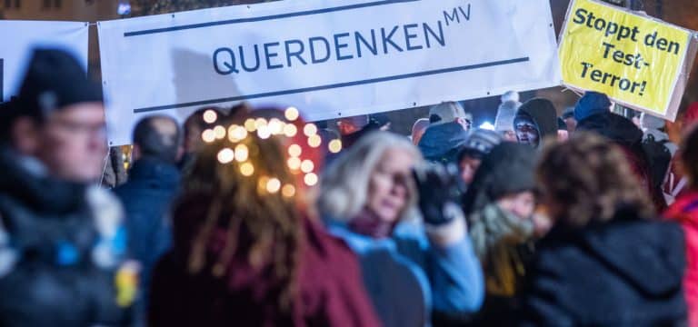 Mehr als 2000 Menschen protestieren gegen Corona-Maßnahmen