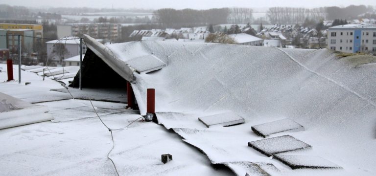 Wismar: Sturmtief „Daniel“ deckte Teile des Daches vom Sana HANSE-Klinikum ab