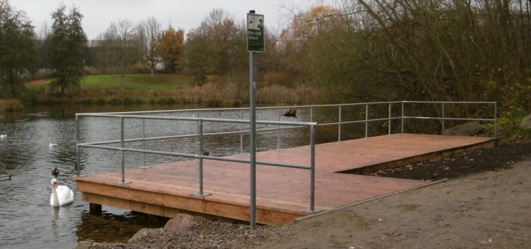 Wismar: Holzsteganlage im Wohngebietspark am Friedenshof fertiggestellt