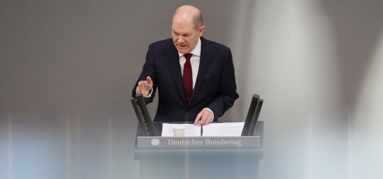 Scholz kündigt massive Verteidigungsinvestitionen an