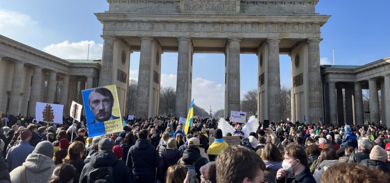 Mehrere Hunderttausend Menschen: Friedensdemo in Berlin platzt aus allen Nähten