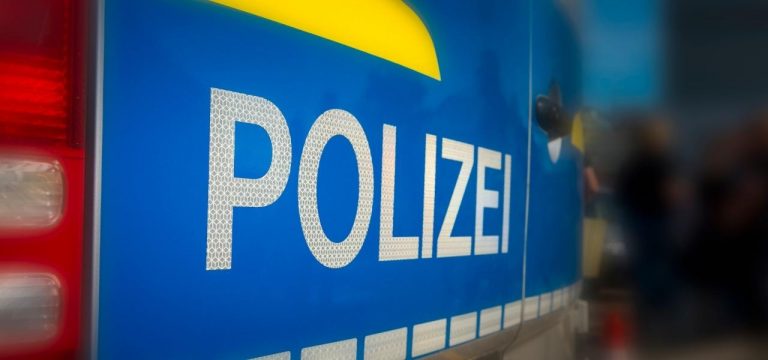 Frau sticht auf Ex-Freund ein: Opfer in Klinik, Frau gefasst