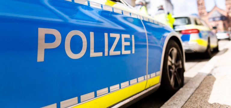 Besucherin pöbelt in Stadtverwaltung und verletzt Polizisten