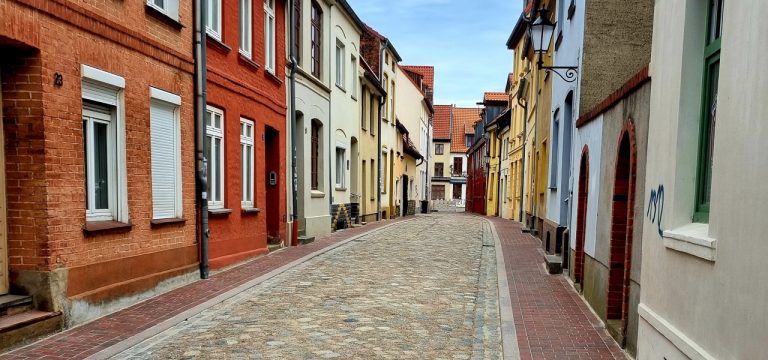 Wismar: Erneuerte „Wollenweberstraße“ wird am Montag freigegeben.