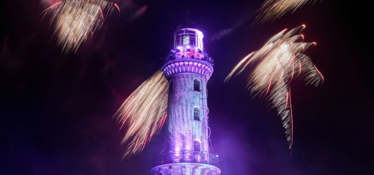 Warnemünder Turmleuchten unter Corona-Regeln