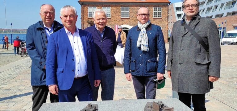 Wismar: Bronzemodell am Alten Hafen wurde enthüllt