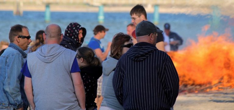 Wismar: Weg mit den Wintergeistern – Osterfeuer am Wendorfer Strand