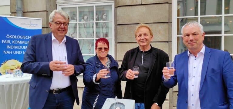 Es läuft in Wismar! – Der erste Trinkbrunnen sprudelt ab sofort vor dem Rathaus