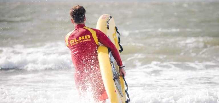 DLRG Bilanz 2021: Rettungsschwimmer retten 1.655 Menschen das Leben