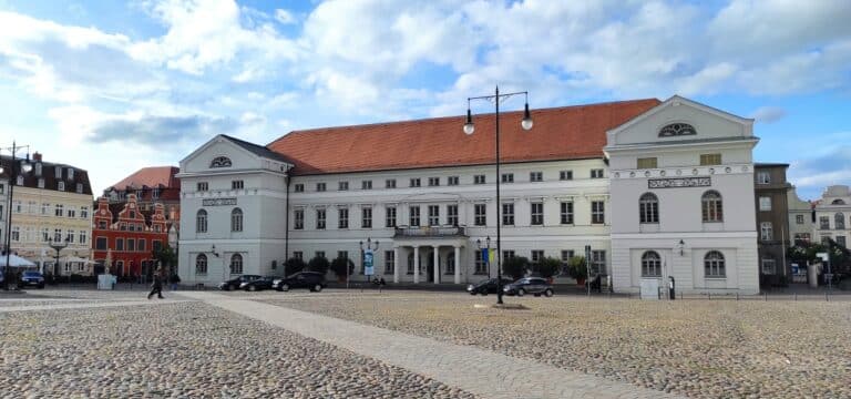 Wismar: Umstrittene Ausstellung im Rathaus – FDP fordert deutlichere Distanzierung