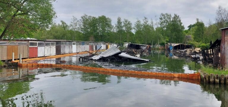 Aufräumarbeiten nach Bootsschuppen-Großbrand in Neubrandenburg