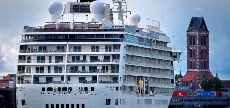 Wismar: Wohnschiff „The World“ hat heute im Hafen festgemacht