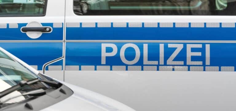 Mann und Frau vor Supermarkt mit Messer bedroht: 45-Jährige verletzt