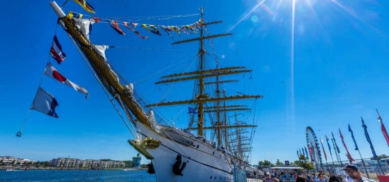 Mit Fassbier und Glockenschlag: Hanse Sail hisst Segel