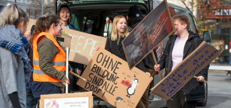 Studenten demonstrieren in Rostock für bezahlbares Studium