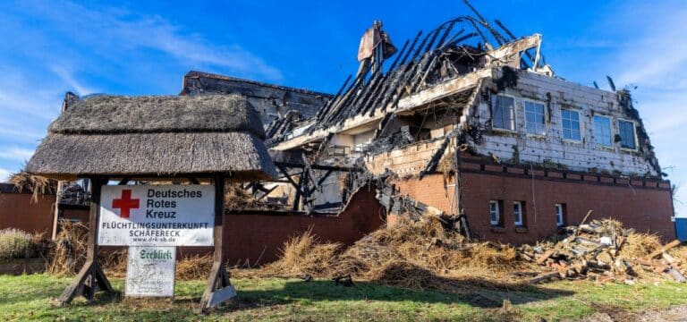 Feuer in Flüchtlingsunterkunft Polizei prüft Zusammenhang zu Brandserie