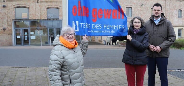 Grevesmühlen: Antigewaltfahne weht vor der Malzfabrik