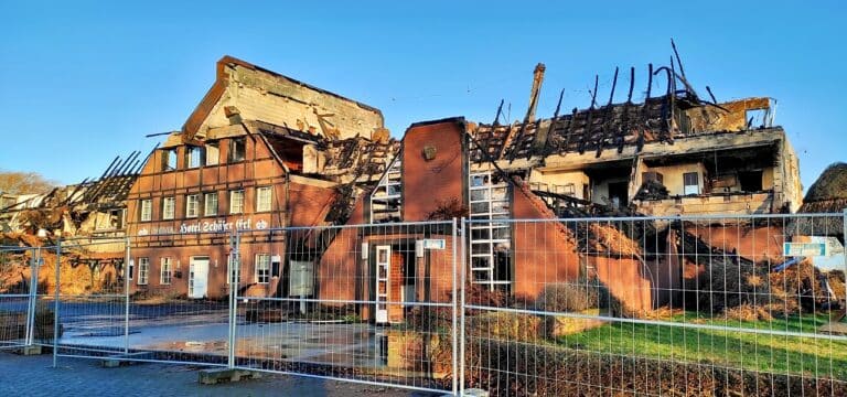 Prüfung auf weitere Straftaten nach Flüchtlingsheim-Brand