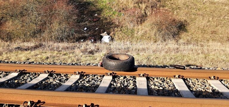 Grevesmühlen: Kinder oder Jugendliche legen Autoreifen ins Gleisbett