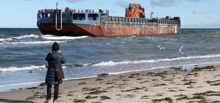 Start für Bergung von gestrandetem Arbeitsschiff bei Prerow