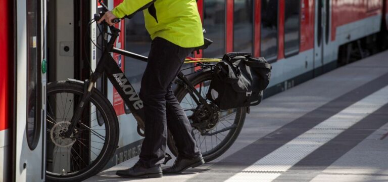 Rad, E-Bike, Tretroller: Regeln für die Mitnahme in Bus und Bahn