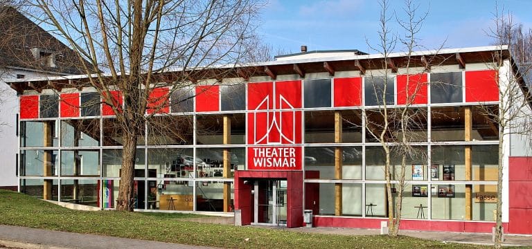 Wismar: “Jetzt wird’s richtig paradiesisch! – Komödie von Thomas Rau im Theater