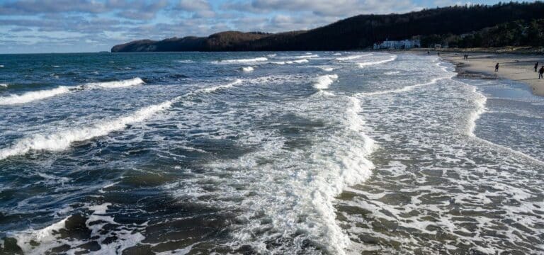 Ermittlungen wegen Ablagerungen am Strand im Südosten Rügens