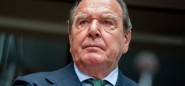 Ausschlussanträge gescheitert: Gerhard Schröder darf in der SPD bleiben