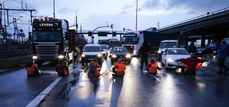 Polizei beendet illegale Aktion von Klimaaktivisten in Rostock