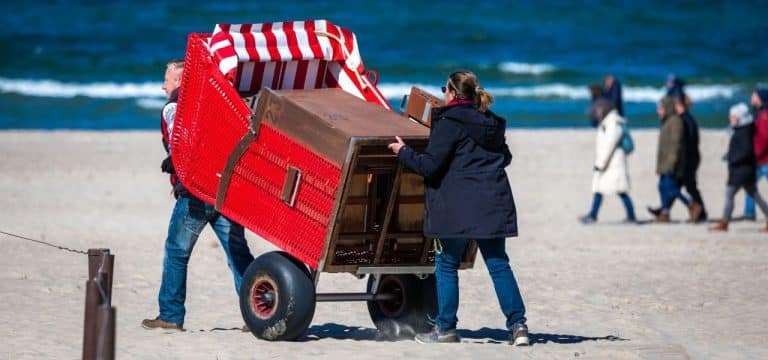 Es geht wieder los: Saisonstart für Strandkörbe an der Ostsee