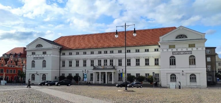 Wismar: Jugendliche schänden Ukraine-Flagge am Rathaus