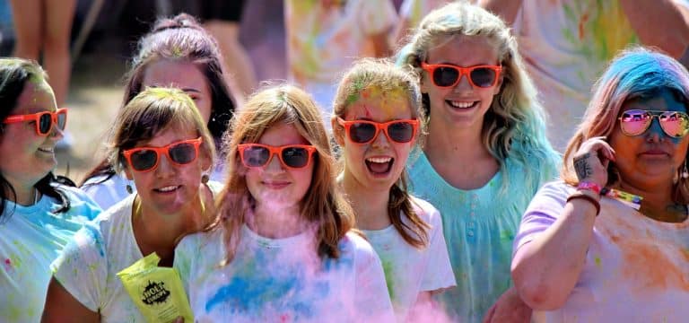 „Holi Wismar“ startet am Mittag ganz bunt hinter der Alten Reithalle